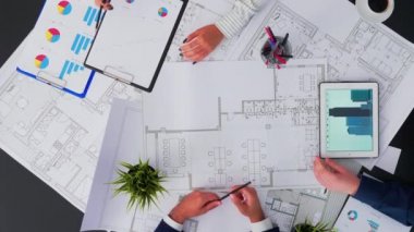 Mühendisler toplantı odasında bir plan oluşturuyorlar.