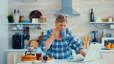 Mutfakta dizüstü bilgisayar kullanmak