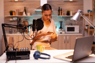 Sosyal medya yıldızı soruları telefonla cevaplıyor