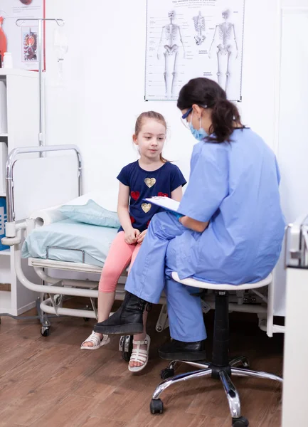 Pielęgniarka doradzająca dziecku — Zdjęcie stockowe