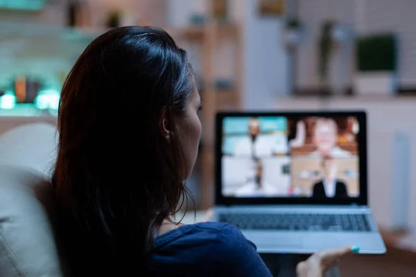 Lady met webinar zittend op de bank — Stockfoto