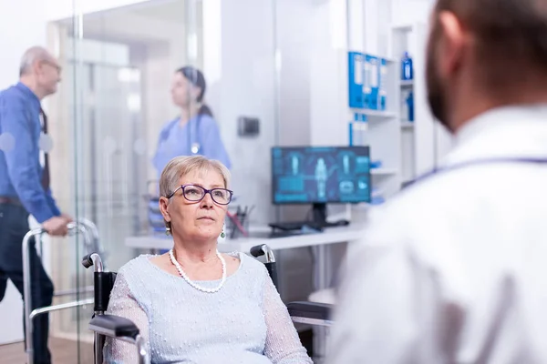 Ungültige alte Frau sitzt im Rollstuhl — Stockfoto