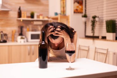 İntihar etmeyi düşünen bir kadın.