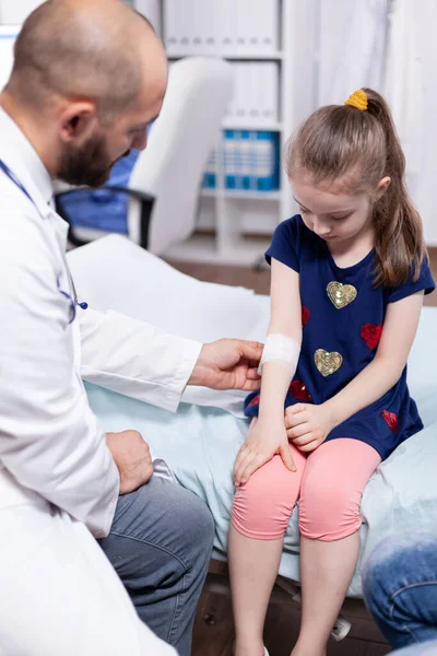 Bendaggio pediatrico bambino — Foto Stock