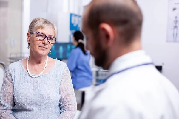 Frau hört Arzt zu — Stockfoto