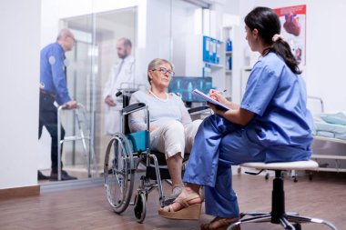 Engelli kadın ankete cevap veriyor