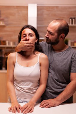 Koca şiddete başvuruyor.