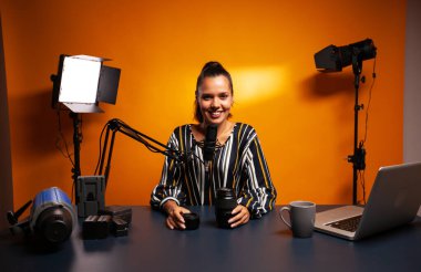 Ses kameraya gülümsüyor.