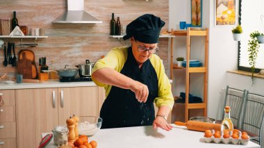 Tahta masanın üzerinde siper unu.