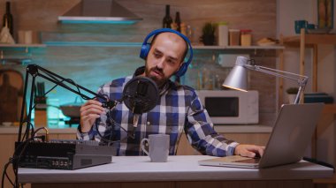 Sunucu tutkuyla konuşuyor