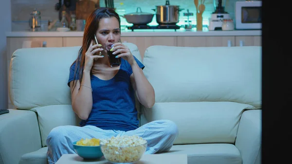 Femme en pyjama parlant au téléphone — Photo