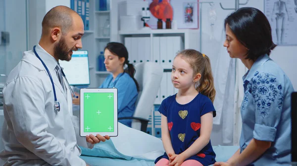 Arzt und Patient schauen auf Green-Screen-Tablet — Stockfoto