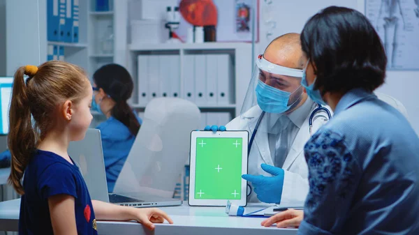 Läkare som använder grön skärm tablett — Stockfoto