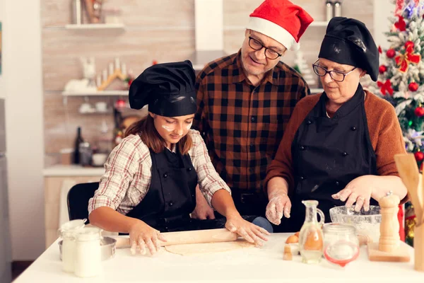 Großeltern am Weihnachtstag beim Dessert zusehen — Stockfoto