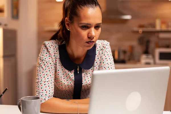 Imprenditrice che strizza gli occhi lavorando al computer — Foto Stock