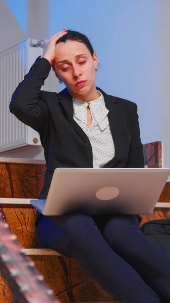 Бизнесвумен с головной болью работает над ноутбуком — стоковое фото
