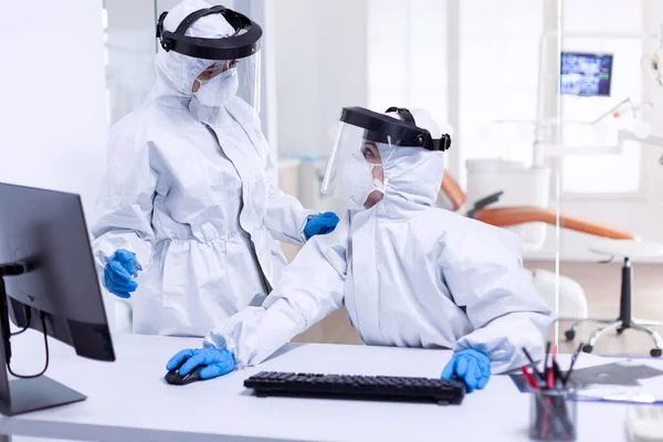 Mujeres doctores en traje protector para combatir pandemia con covid-19 — Foto de Stock