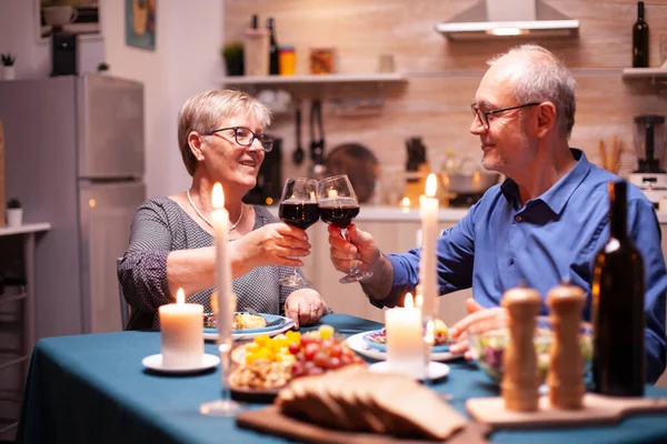 Tenendo bicchieri di vino — Foto Stock