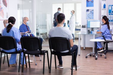 Modern klinik resepsiyonu ve bekleme alanı
