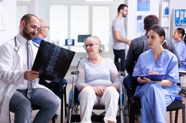 Doktor tedaviden bahsediyor.