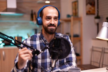 Sunucu tutkuyla konuşuyor