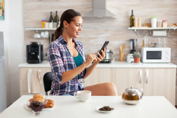 Vrolijke vrouw met behulp van smarthphone — Stockfoto