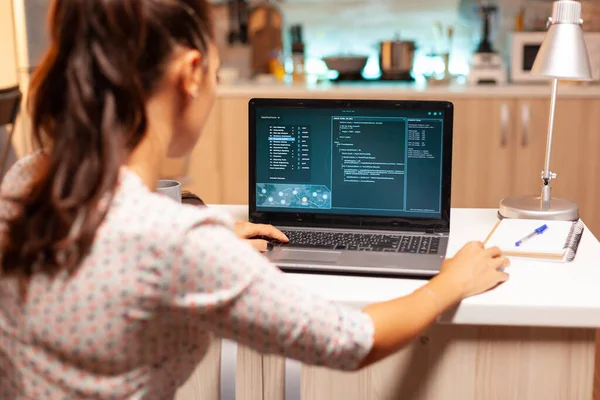 Hacker femminile seduto di fronte al computer — Foto Stock