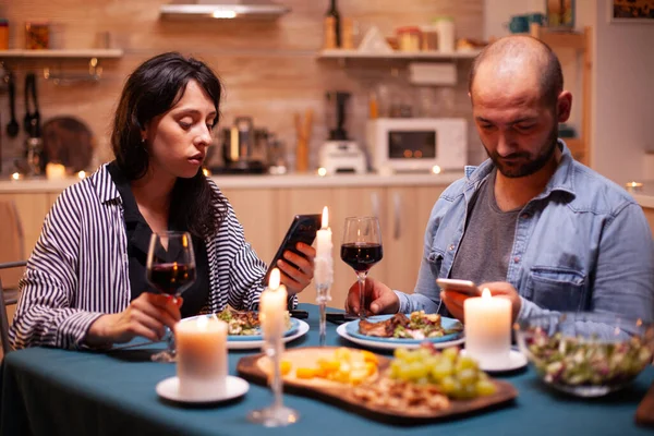 Jantar usando smartphone — Fotografia de Stock