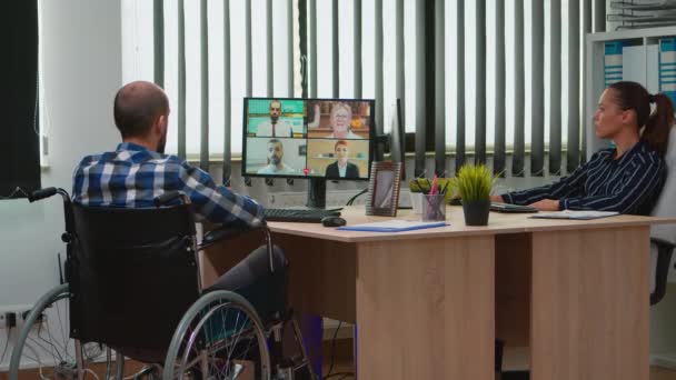 ビデオミーティングを持つ車椅子でのフリーランスの動員 — ストック動画