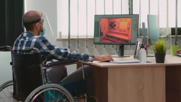 Deweloper gier niepełnosprawnych na wózku inwalidzkim z maską pracy — Wideo stockowe