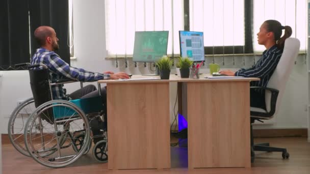 Empresária conversando com colega paralisado — Vídeo de Stock