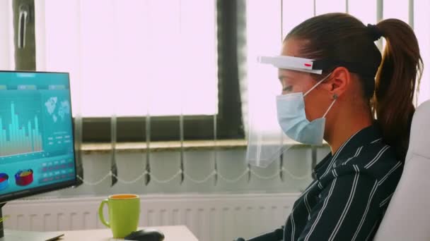 Close up of businesswoman wearing protection mask on desk office — Stock Video