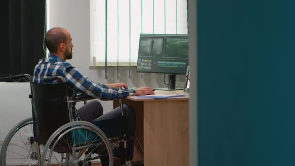 Photo designer avec handicap créant du contenu — Video