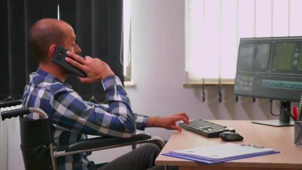 장애가 있는 전문 영상 기사가 전화로 이야기하는 모습 — 비디오