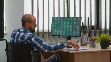 Engelli işadamı iş yerinde not alıyor