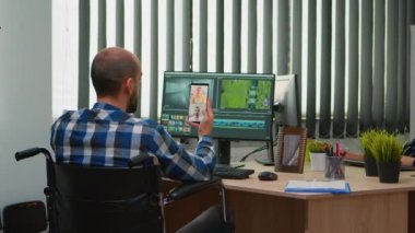 Tekerlekli sandalyedeki özürlü kameraman web kamerasından konuşuyor.