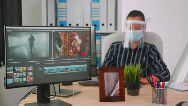 ビデオプロジェクトで作業保護マスクを持つビデオカメラマン — ストック動画