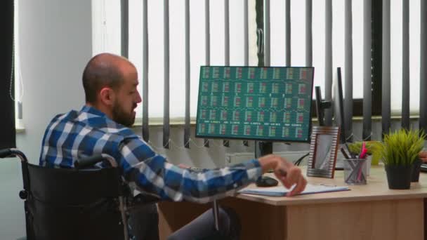 사무실에서 필기를 하고 있는 장애인 사업가 — 비디오