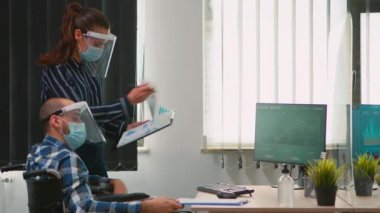 Yeni normal ofiste koruyucu maskeli insanlar strateji oluşturuyorlar.