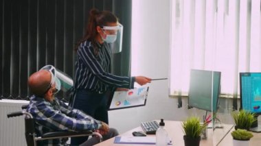 İş arkadaşları yeni normal ofiste stratejiyi tartışıyor