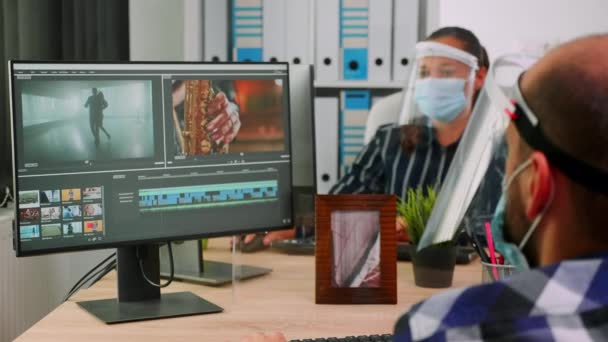 Hombre paralizado videógrafo con mascarilla discutiendo con su colega — Vídeos de Stock