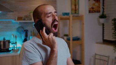 Freelancer çalışırken telefonla konuşuyor