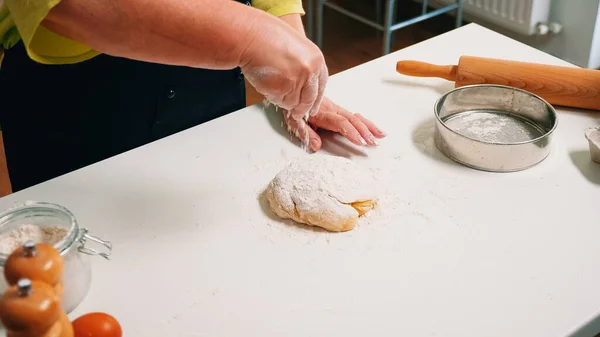 Cocinero pastelero cocinando en casa en cocina — Foto de Stock