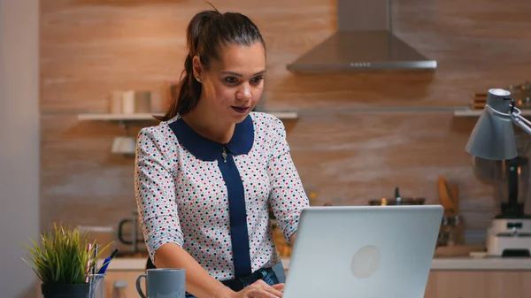 Freelancer receving boas notícias no laptop — Fotografia de Stock