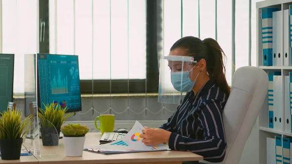 Woman with face mask checking reports — Stock Photo, Image