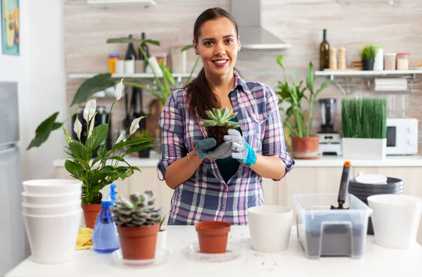 Mujer replantando flor — Foto de Stock