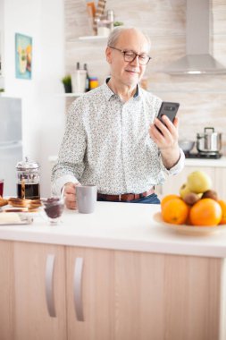 Emekli yaşlı adam video izliyor.