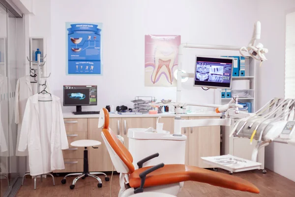 Armário de dentista laranja moderno com utensílios estéreis — Fotografia de Stock