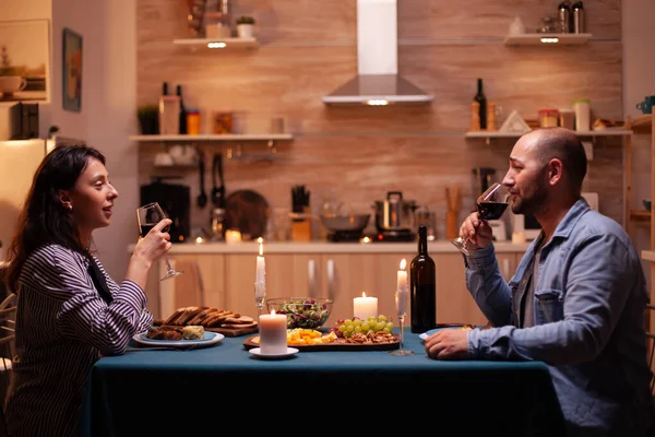 Ein Glas Wein genießen — Stockfoto