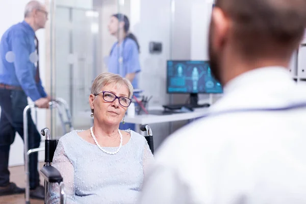 Gehbehinderte alte Frau sitzt im Rollstuhl — Stockfoto